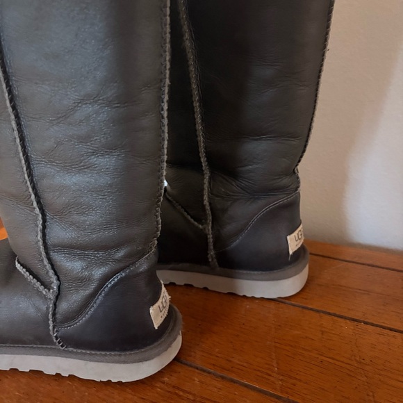 UGG Austrailia tall metallic grey boots from 2010s grey Well Loved in Good shape - Picture 5 of 14